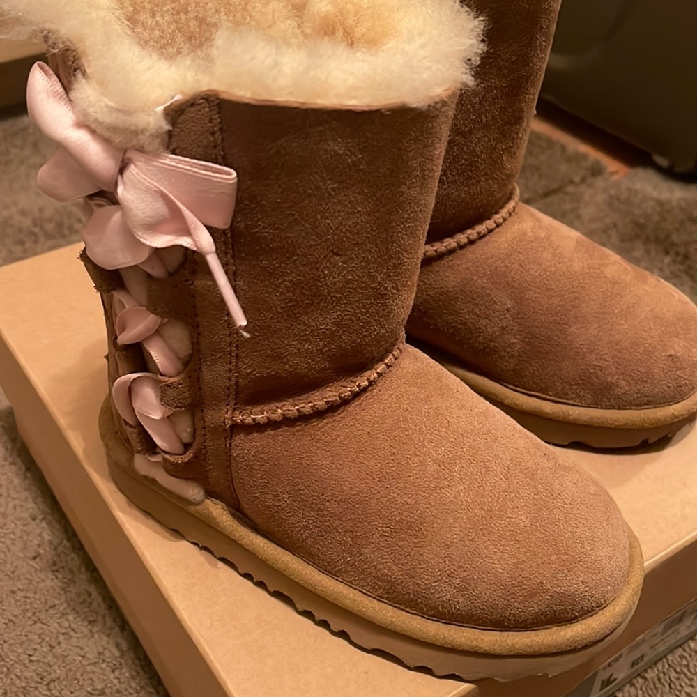 Toddler Girls Uggs - tan w. Pink bows - worn once